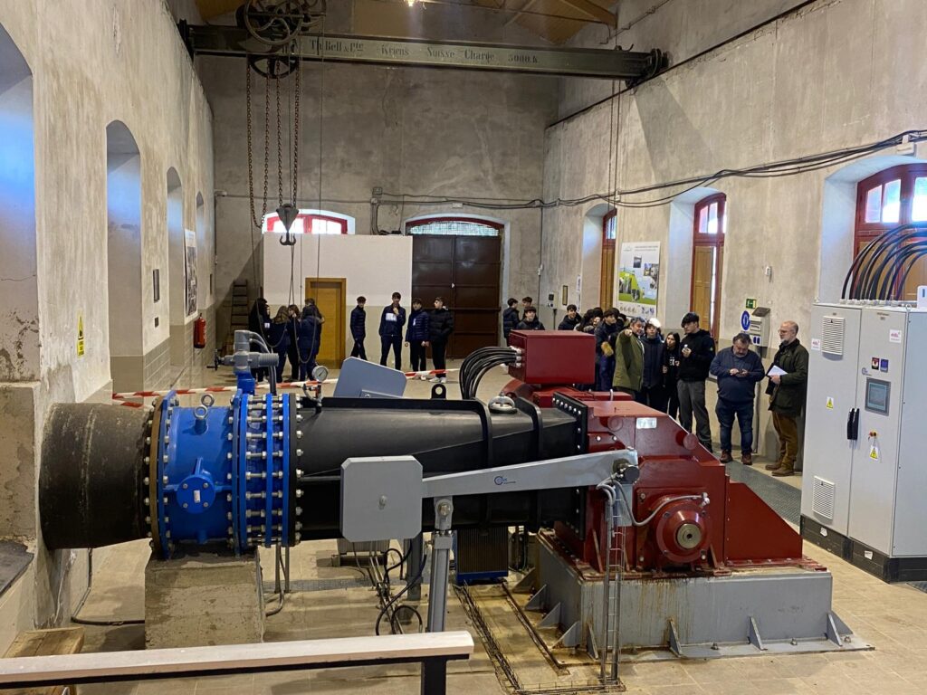 Familia-enpresa ikasgeletan, Gasteizko Virgen Niña Ikastetxeko ikasleak Amesa Industrial Taldearen Antoñanako Zentral Hidroelektrikoa bisitatzen. 4 2025 02 26 CEU Amesa 6