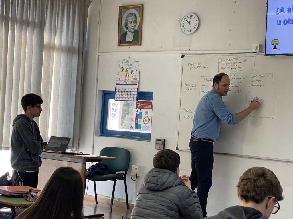 Familia-enpresa ikasgeletan. Eibar Precision Casting-era Eibarko La Salle ikastetxeko ikasleen bisita. 3 IMG 2031