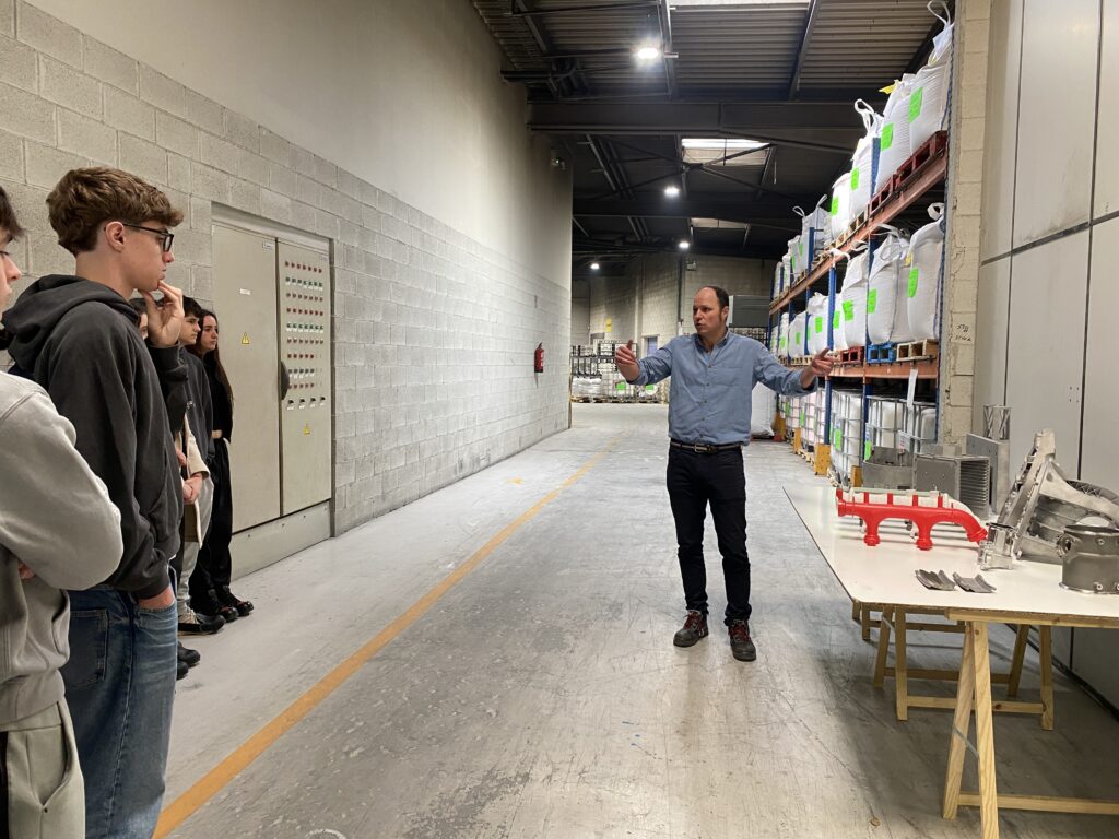 Familia-enpresa ikasgeletan. Eibar Precision Casting-era Eibarko La Salle ikastetxeko ikasleen bisita. 4 IMG 2032