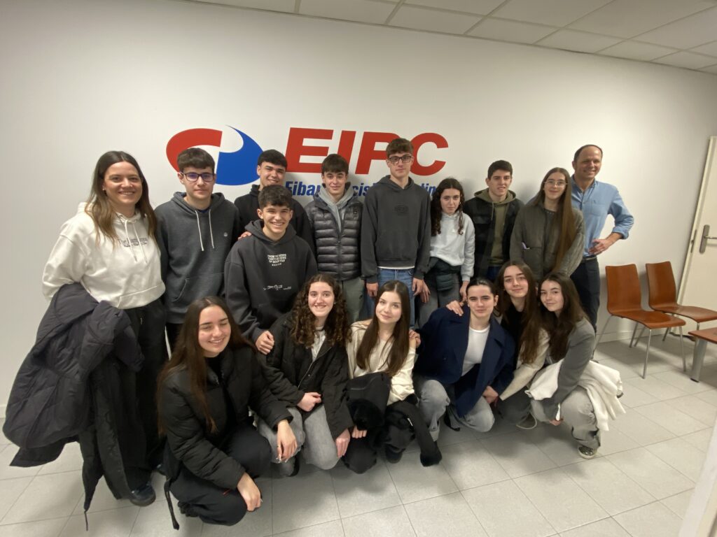 Familia-enpresa ikasgeletan. Eibar Precision Casting-era Eibarko La Salle ikastetxeko ikasleen bisita. 5 IMG 2039