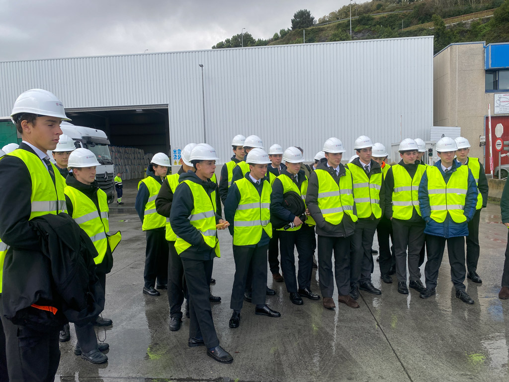 Gazteluetako ikasleek familia-enpresaren errealitatea ezagutu dute Grupo Erhardten eta Bermeoko Portuko Terminalean 3 visita del colegio gaztelueta al grupo erhardt 04 1