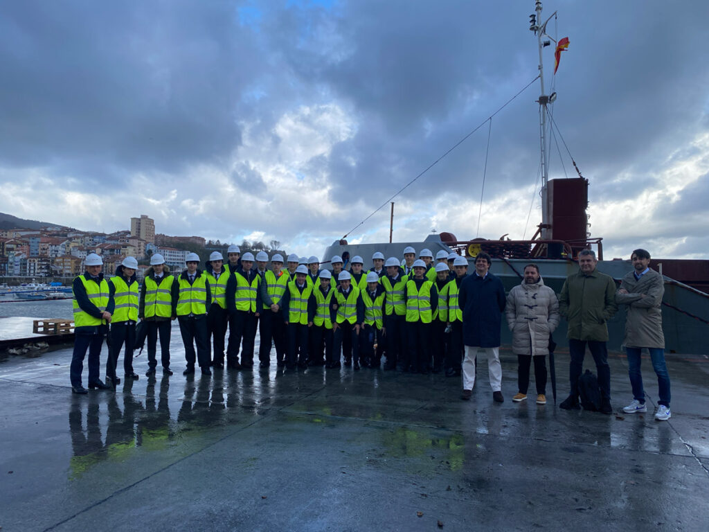 Gazteluetako ikasleek familia-enpresaren errealitatea ezagutu dute Grupo Erhardten eta Bermeoko Portuko Terminalean 2 visita del colegio gaztelueta al grupo erhardt 1