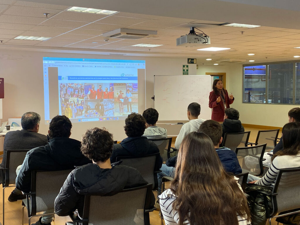 estudiantes de lauro ikastola visitan arteche para conocer de cerca la realidad de la empresa familiar en euskadi 01