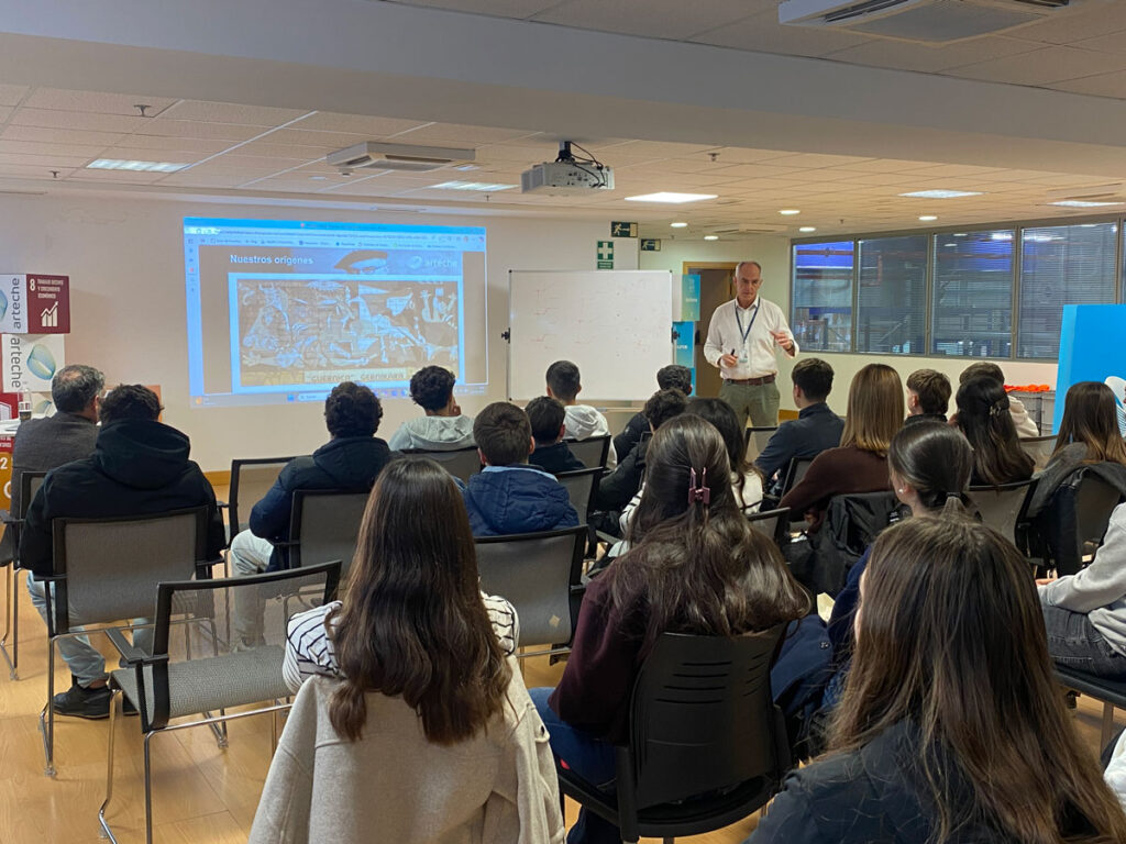 estudiantes de lauro ikastola visitan arteche para conocer de cerca la realidad de la empresa familiar en euskadi 02