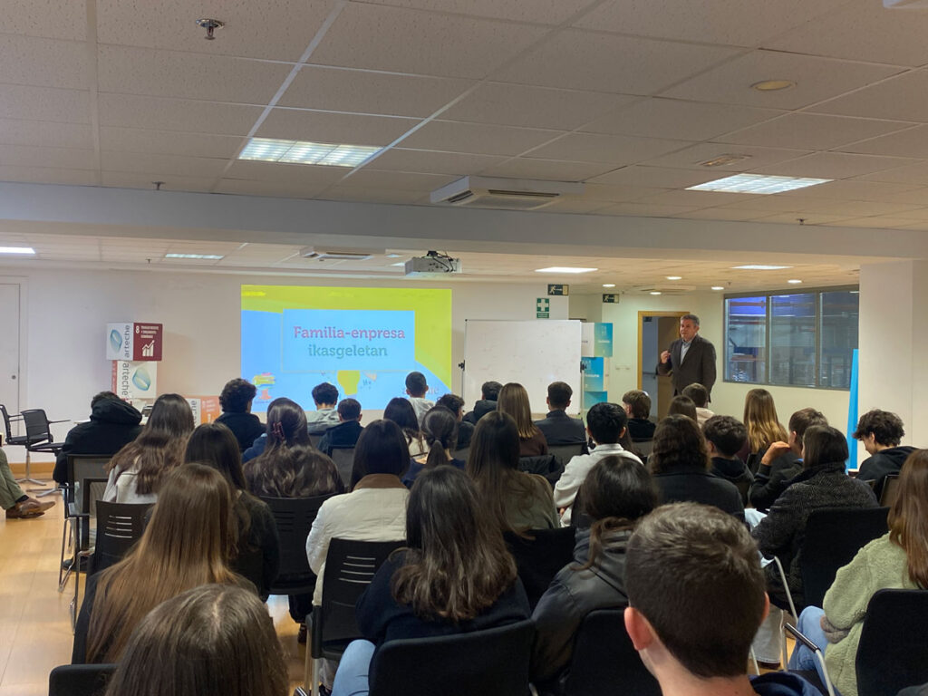 estudiantes de lauro ikastola visitan arteche para conocer de cerca la realidad de la empresa familiar en euskadi 03