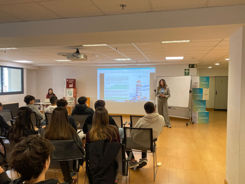 estudiantes de lauro ikastola visitan arteche para conocer de cerca la realidad de la empresa familiar en euskadi 04