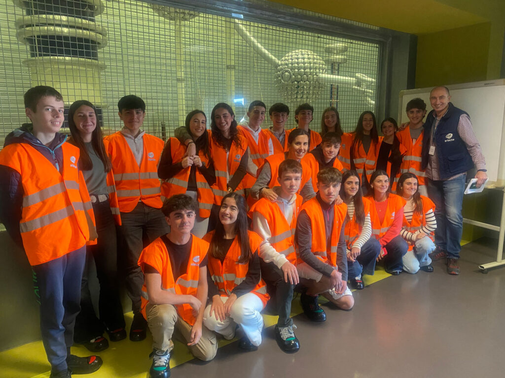 estudiantes de lauro ikastola visitan arteche para conocer de cerca la realidad de la empresa familiar en euskadi 05