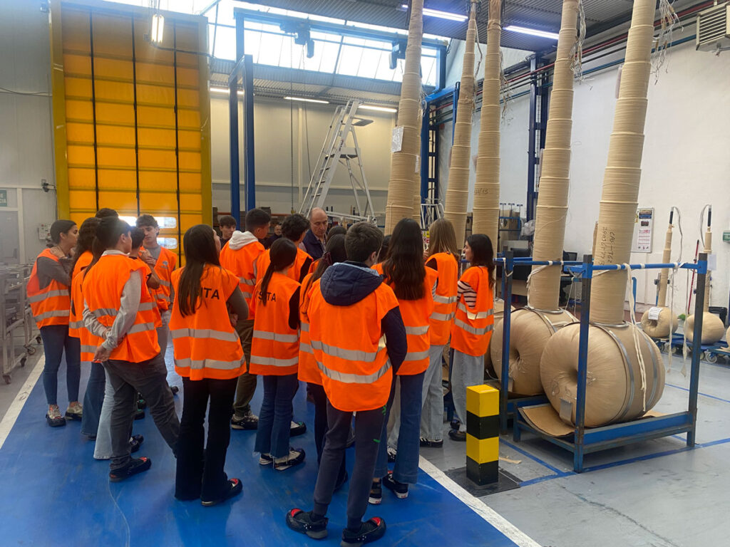 estudiantes de lauro ikastola visitan arteche para conocer de cerca la realidad de la empresa familiar en euskadi 06